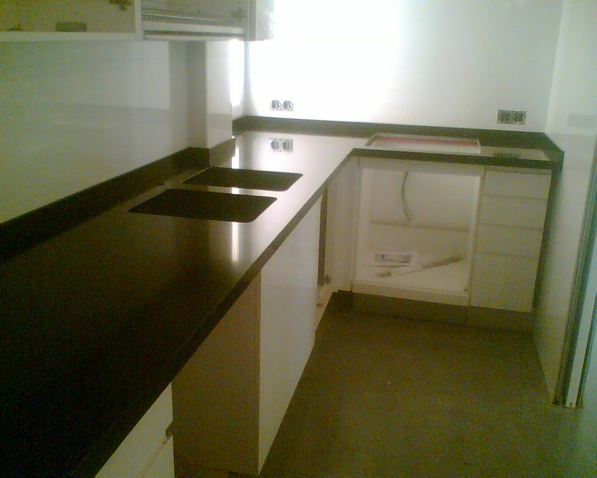 Encimera en silestone negro tao 2 cm.con canto inglete efecto 5 cm.