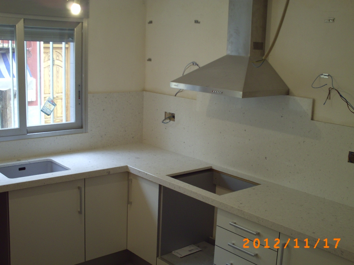 Encimera silestone tigris sand,canto inglete efecto 5 cm.