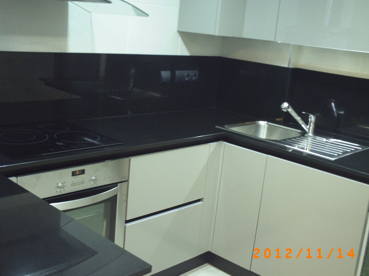 Encimera y aplacado pared en granito negro intenso 2 cm.