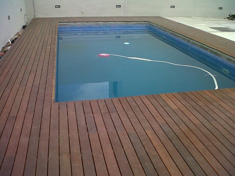 entarimado de piscina en madera de ipe