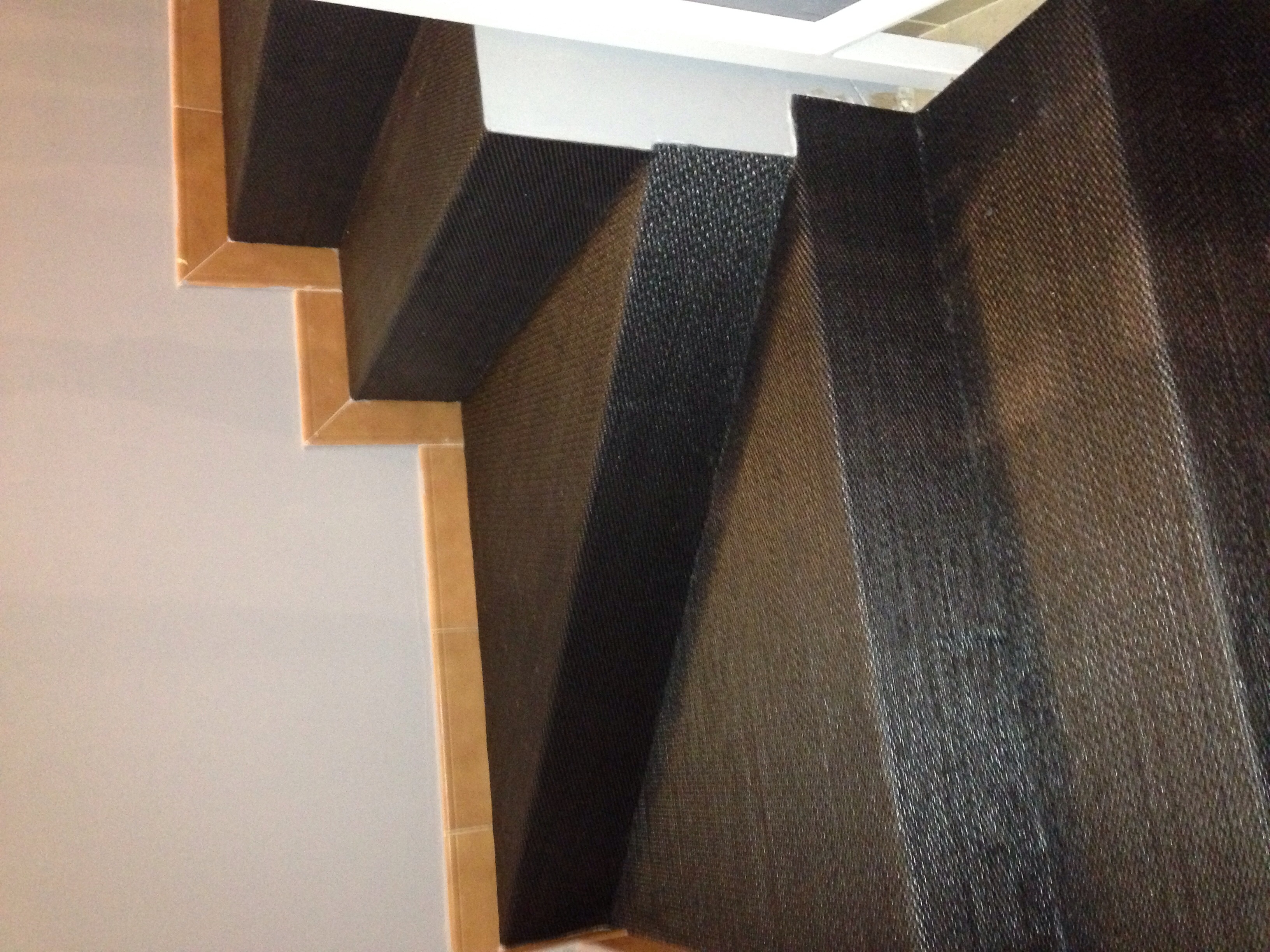 Escalera de keplan forrada en su totalidad.