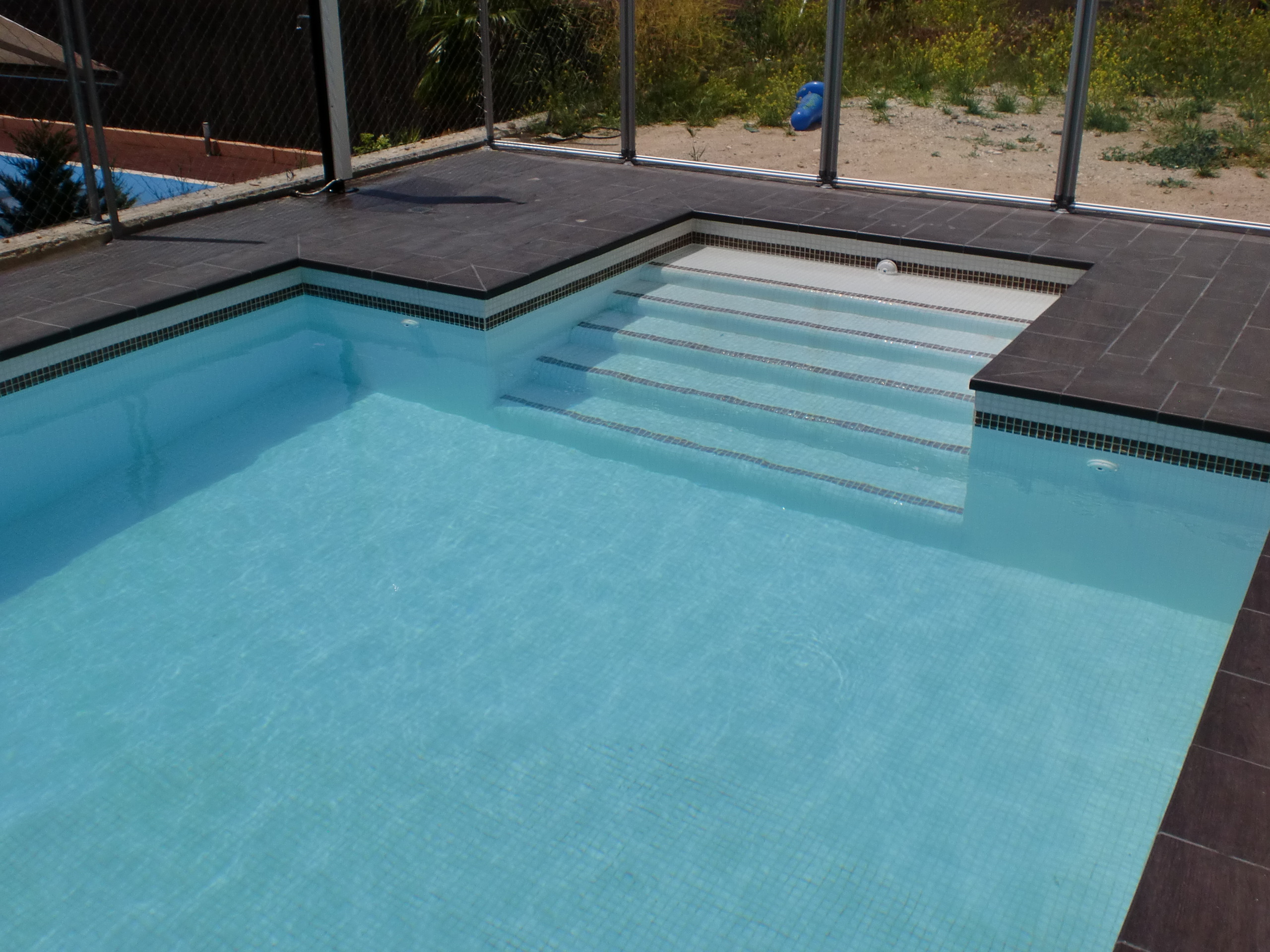 Escalera en interior de la piscina