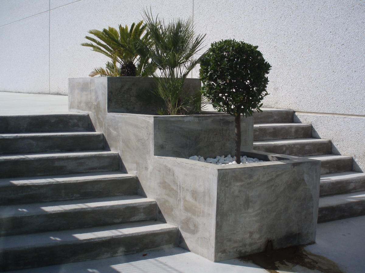 Escalera nave industrial