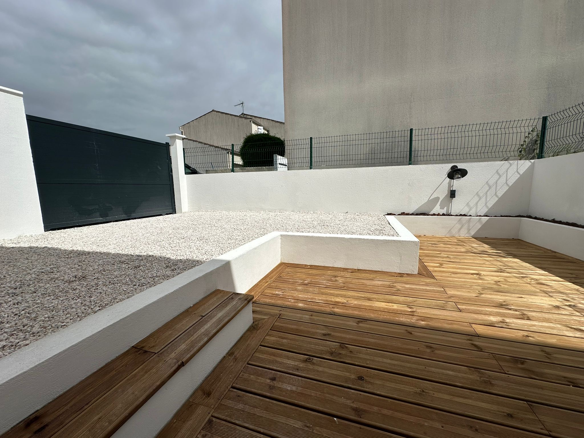 Terraza luminosa con acabados resistentes