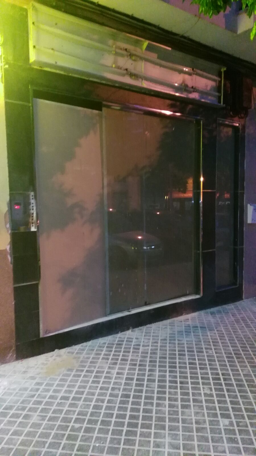 fachada ulyimando detalles revestimiento vidrio negro perfil acero