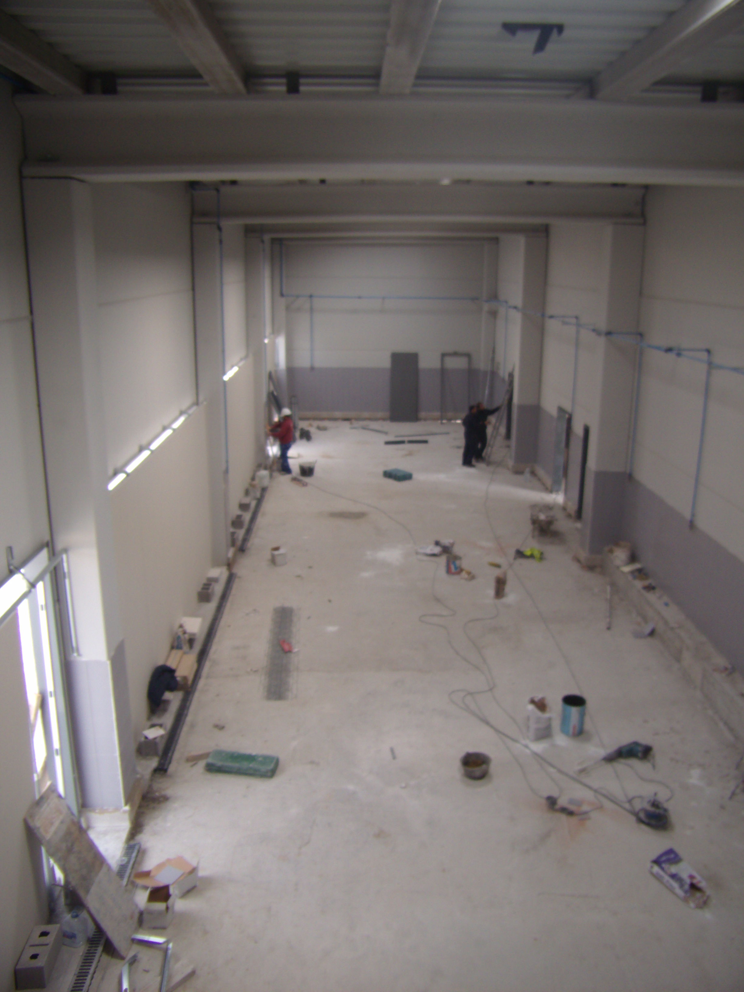 FASE REMATES DE ACABADO PAVIMENTO EDIFICIO TALLER VEHICULOS EN FINESTRAT (ALICANTE)