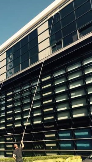 Limpieza fachada acristalada con ósmosis inversa