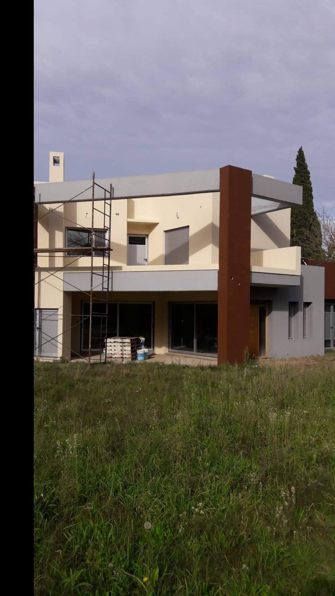 Pintura de chalets de fachada con colores modernos.