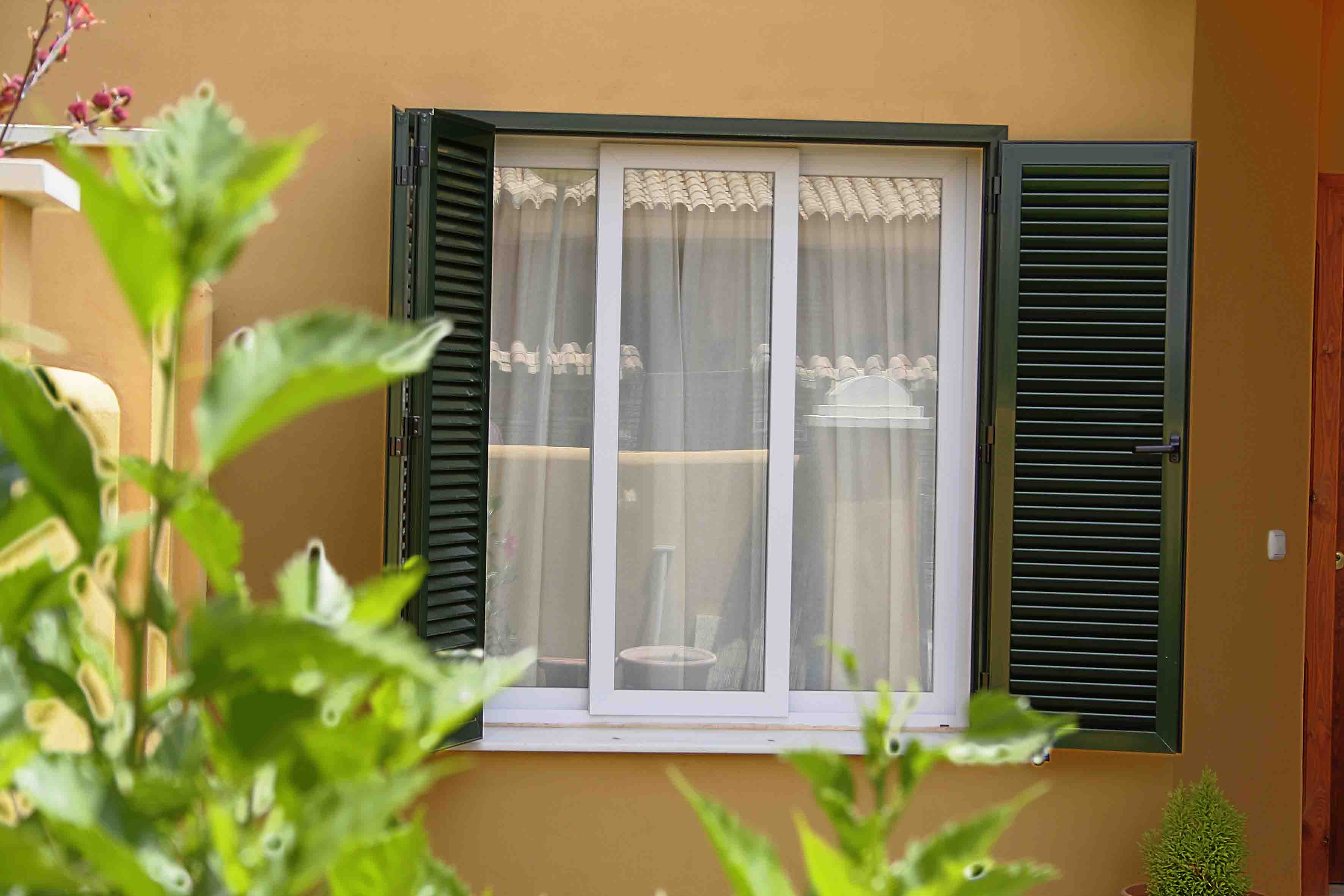 Ventana de PVC con mallorquinas/Finestra PVC amb mallorquines