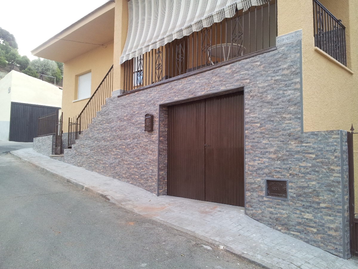 forrado con piedra y pintura