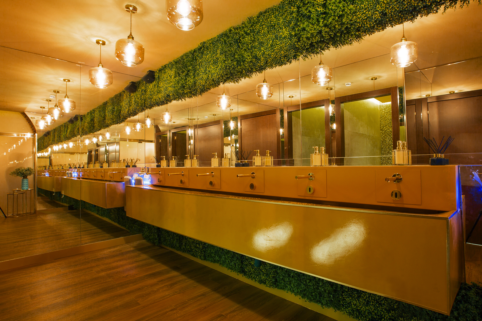 Baño de un restaurante con jardín vertical