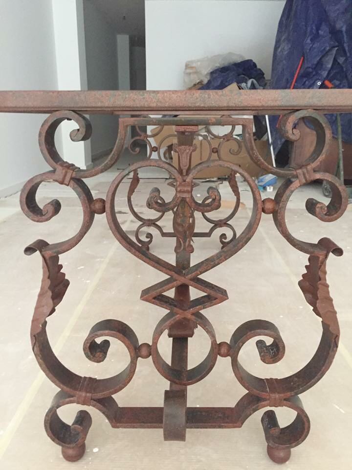 Restauración de mesa de forja en Orihuela (A).