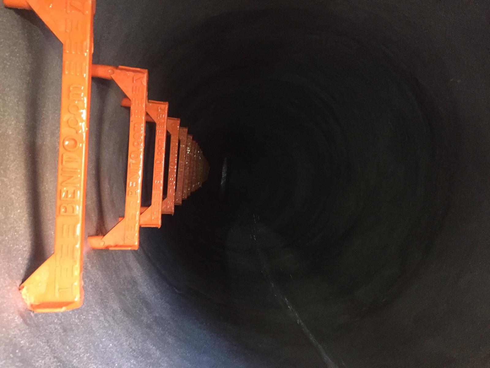 Poceria en pozo de calle .