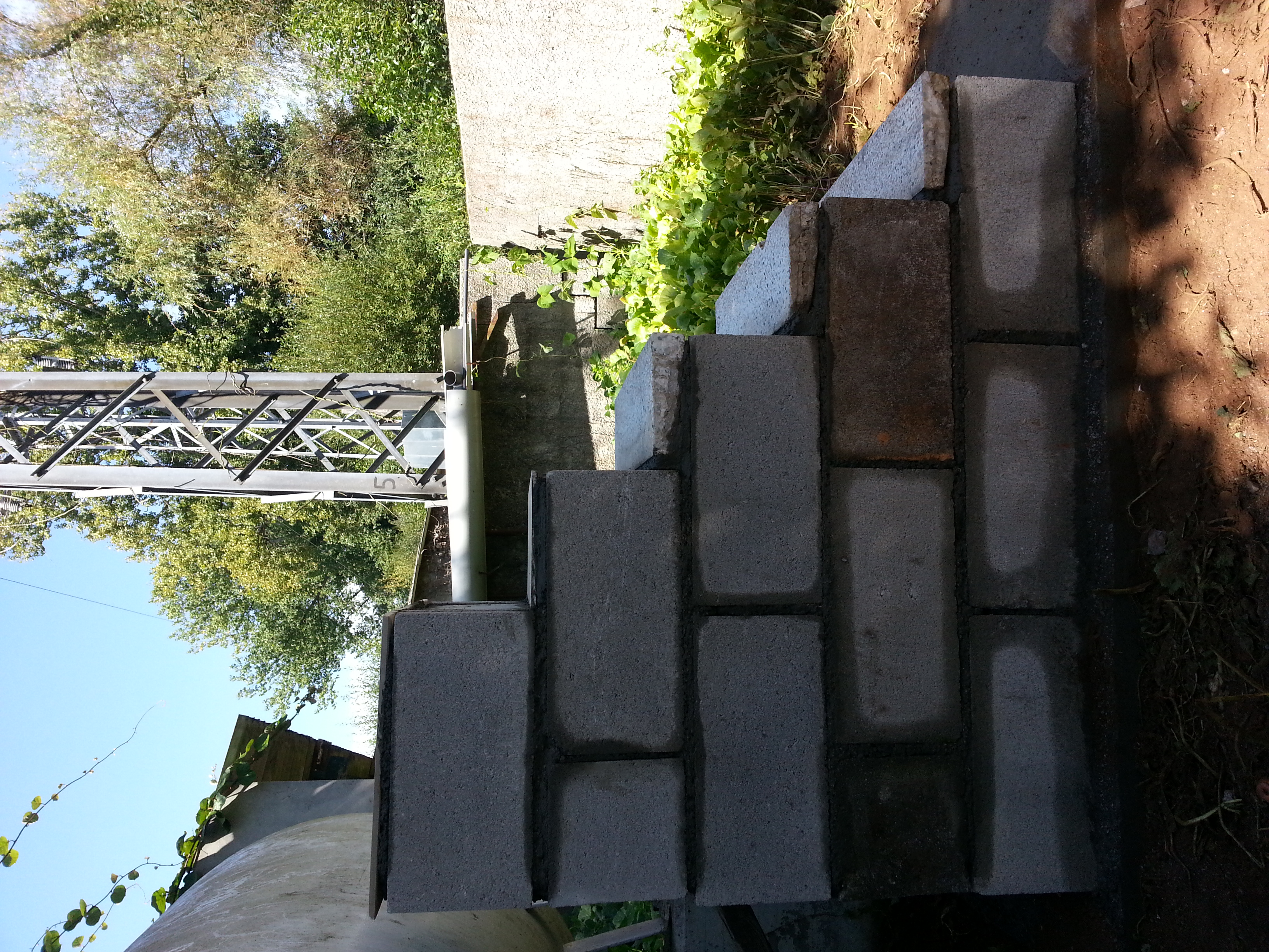 Escalera de acceso a un tanque de gas en bloque de cemento