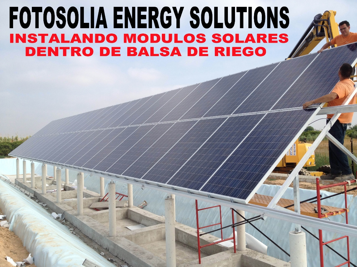 FOTOSOLIA INSTALANDO MODULOS SOLARES EN BALSA DE RIEGO