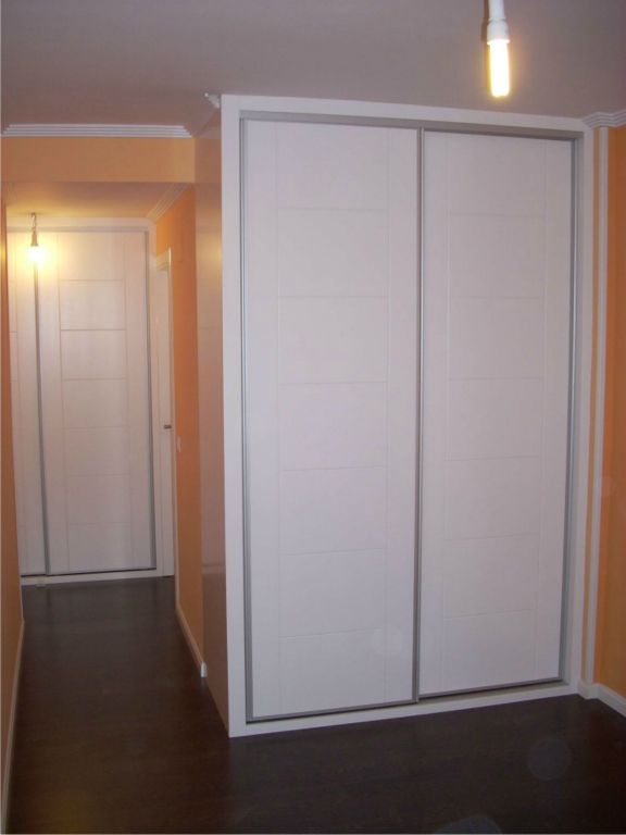 Frente fabricado en Dm lacado en blanco, detalles fresados