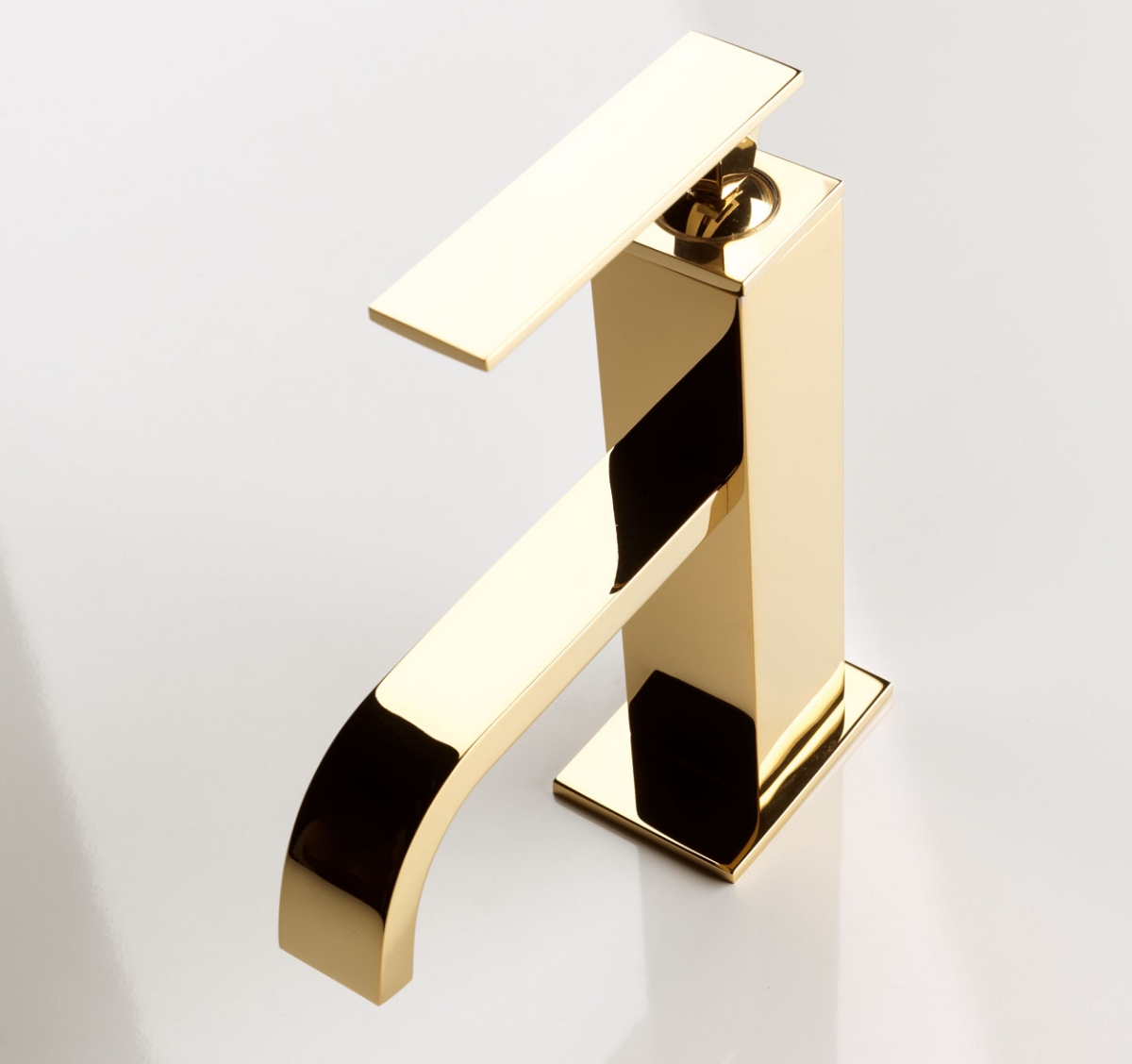 Griferia moderna en dorado