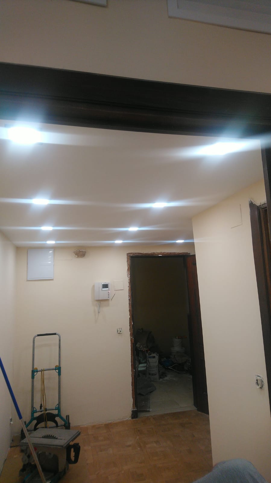 Pintado hall entrada a vivienda e instalación luces LED
