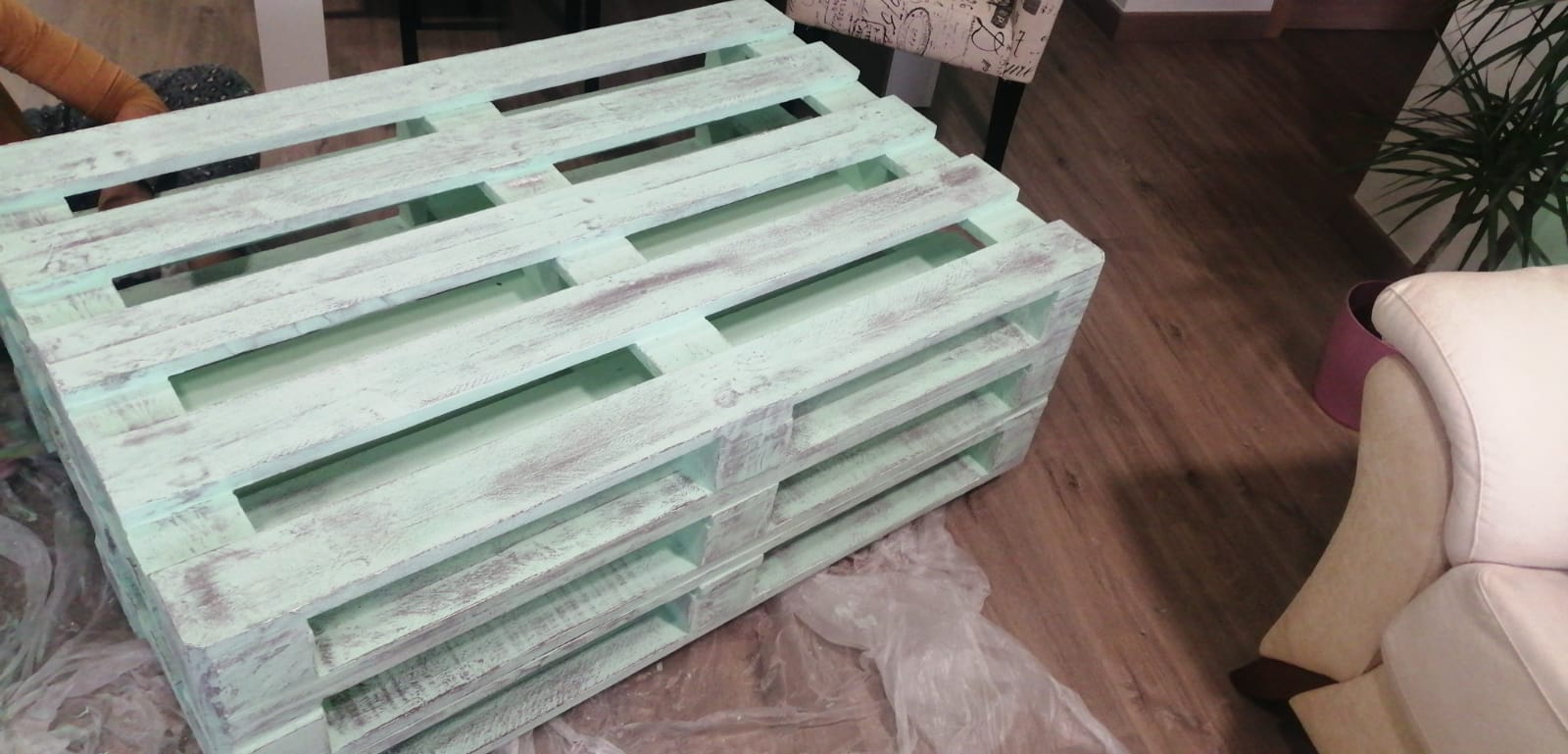 Pintura ala tiza decoración mesa palets