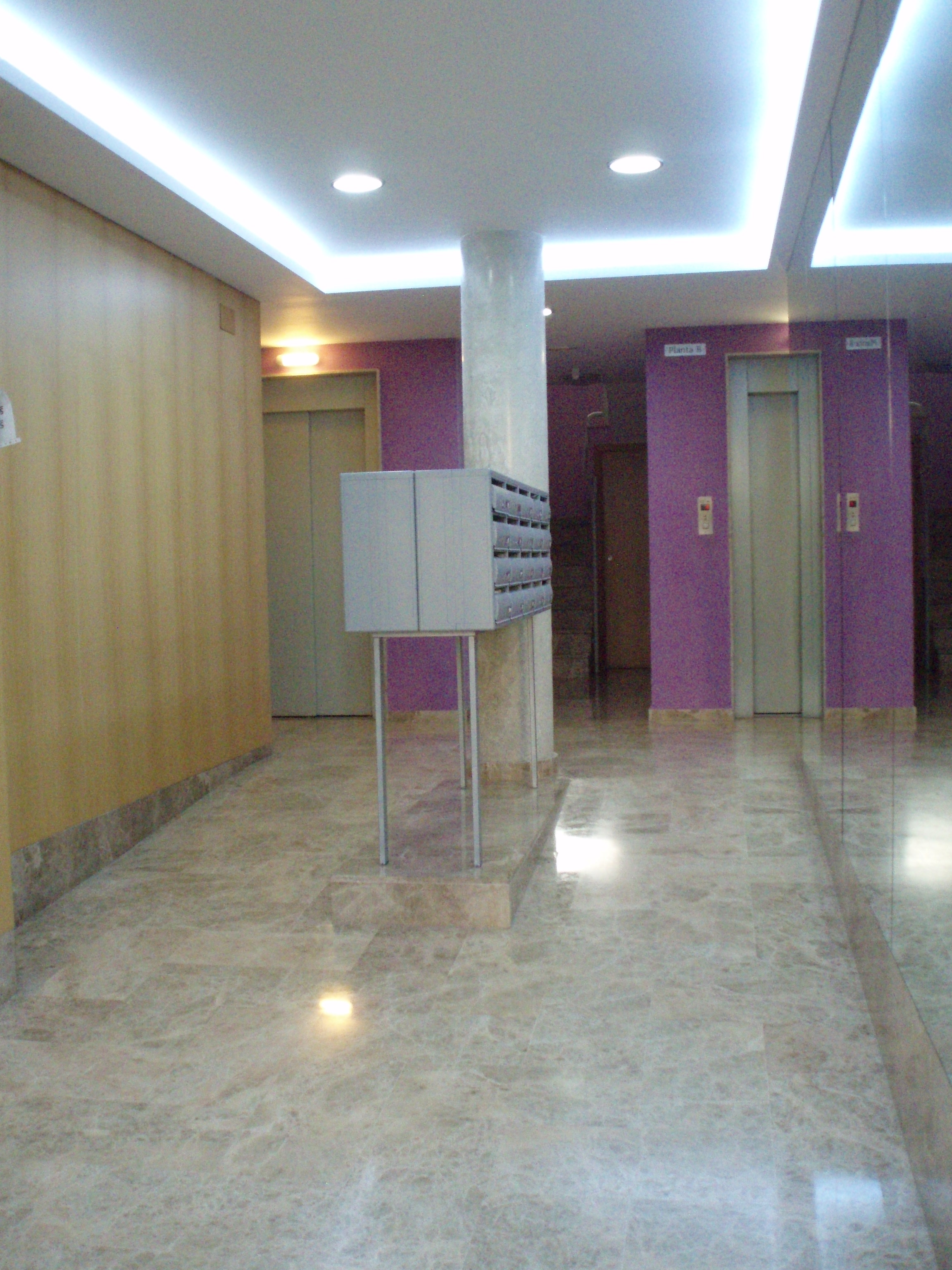 Iluminación eficiente Hall edificio