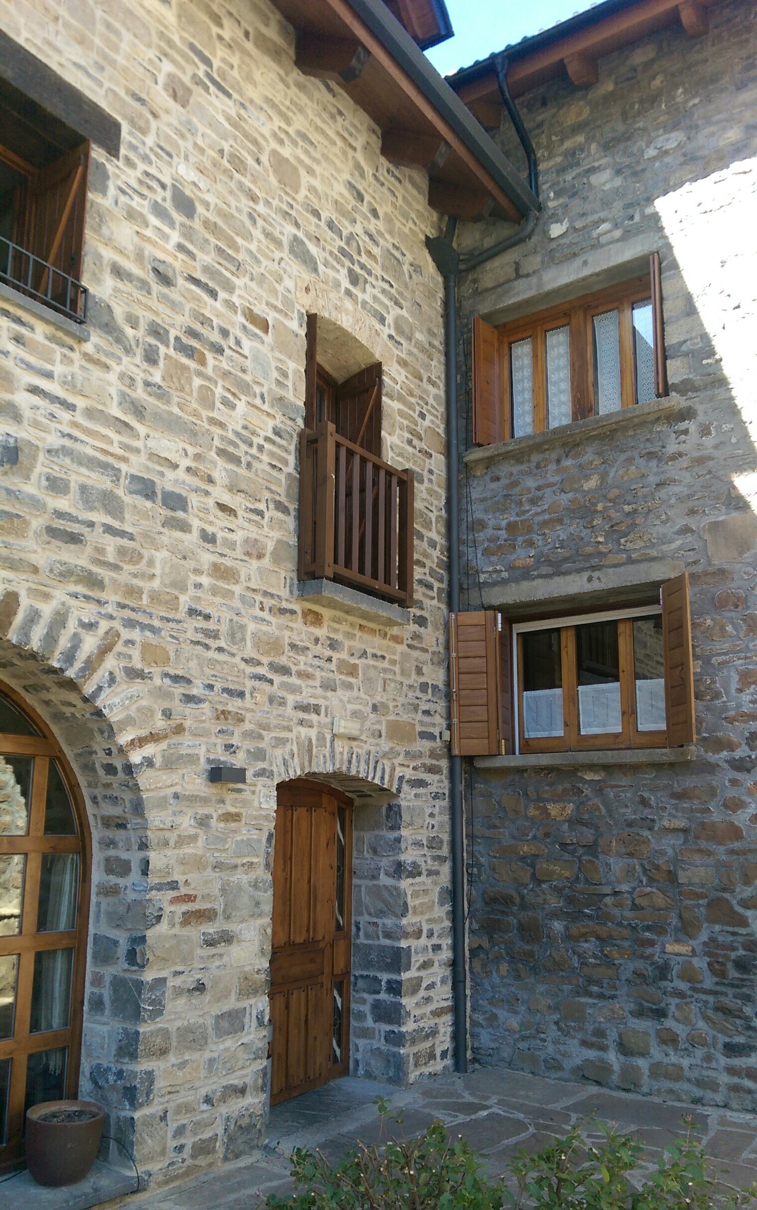 REHABILITACIÓN DE FACHADA EXTERIOR EN PIEDRA NATURAL