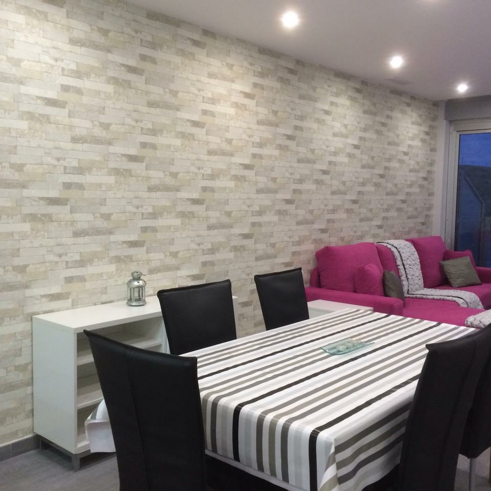 Papel imitación piedra en comedor