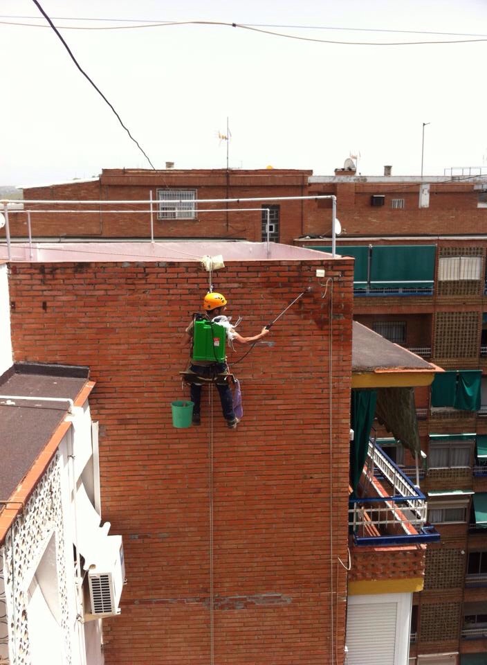 aplicación de hidrófugo en fachada de ladrillo cara vista 
