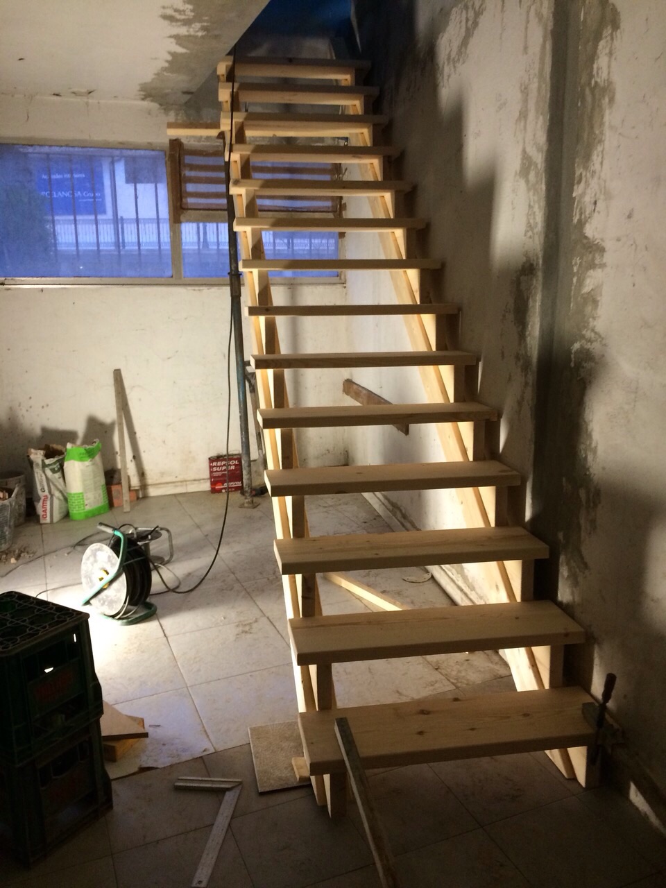 Escalera de pino sin tabica