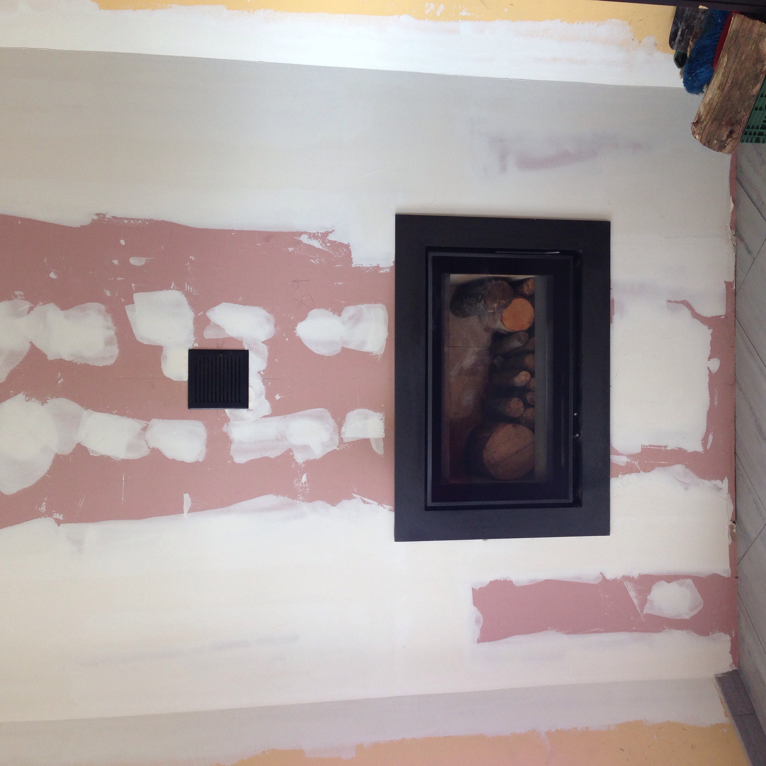 Caset de leña sobre tabique de pladur ignífugo 