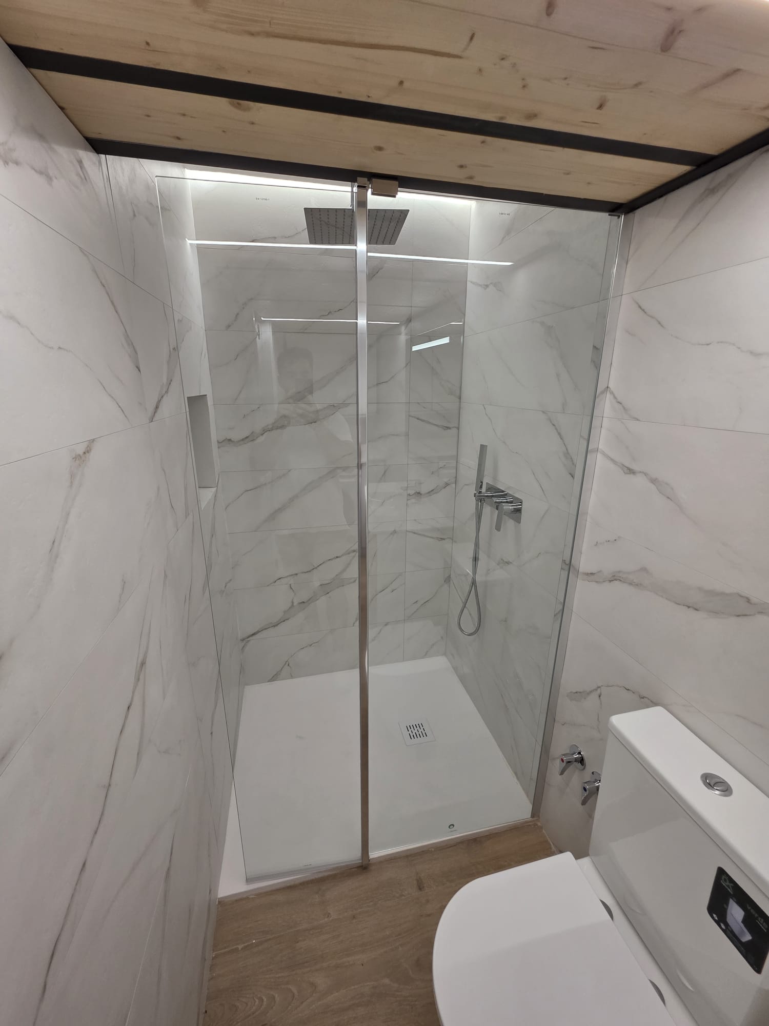 Ducha con luz indirecta y hornacina