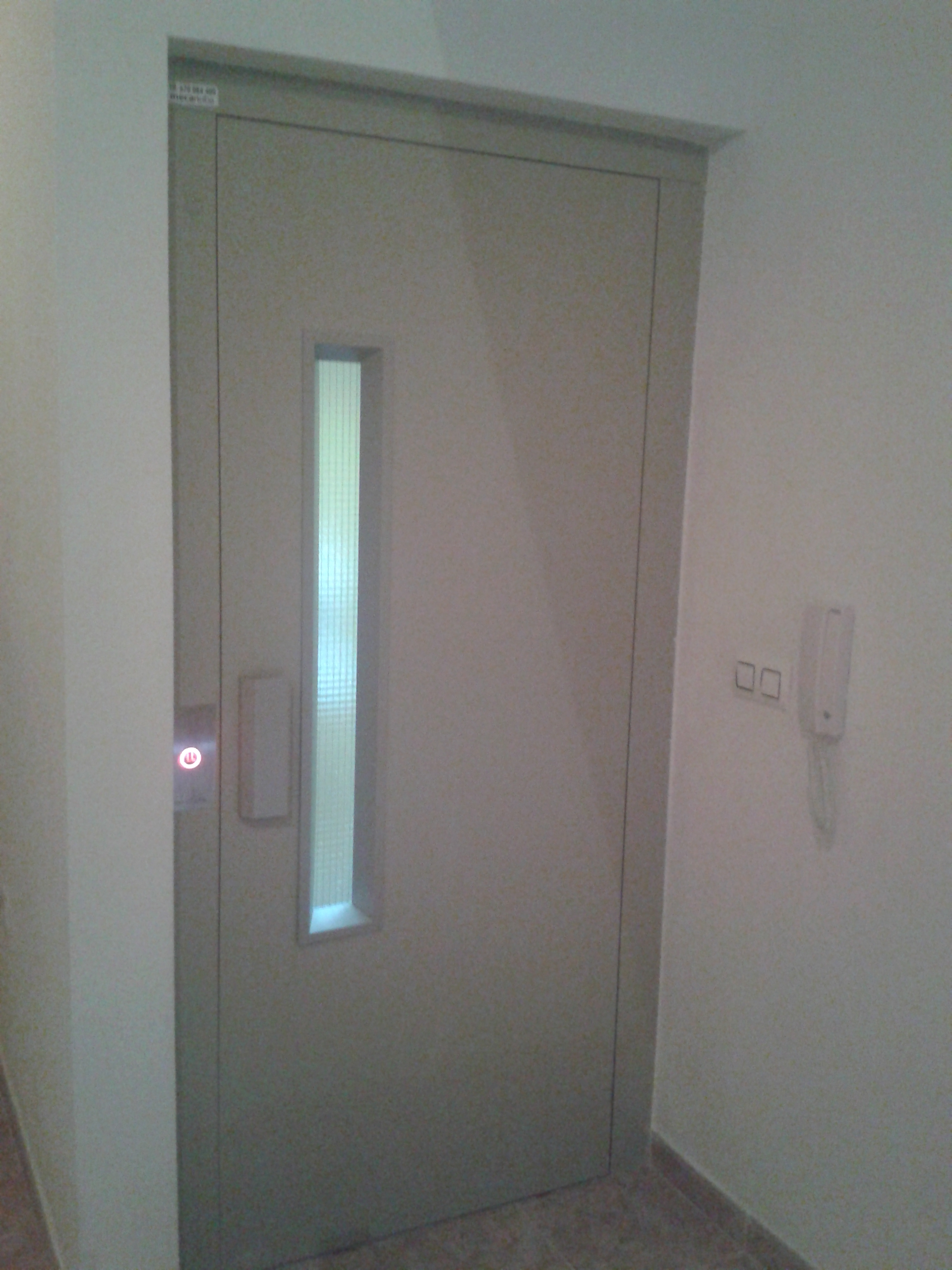 puerta abatible con mirilla