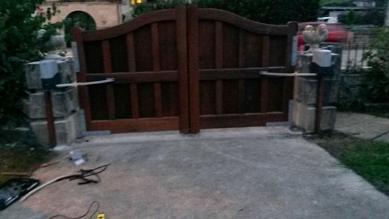 Puerta de madera ceceñas