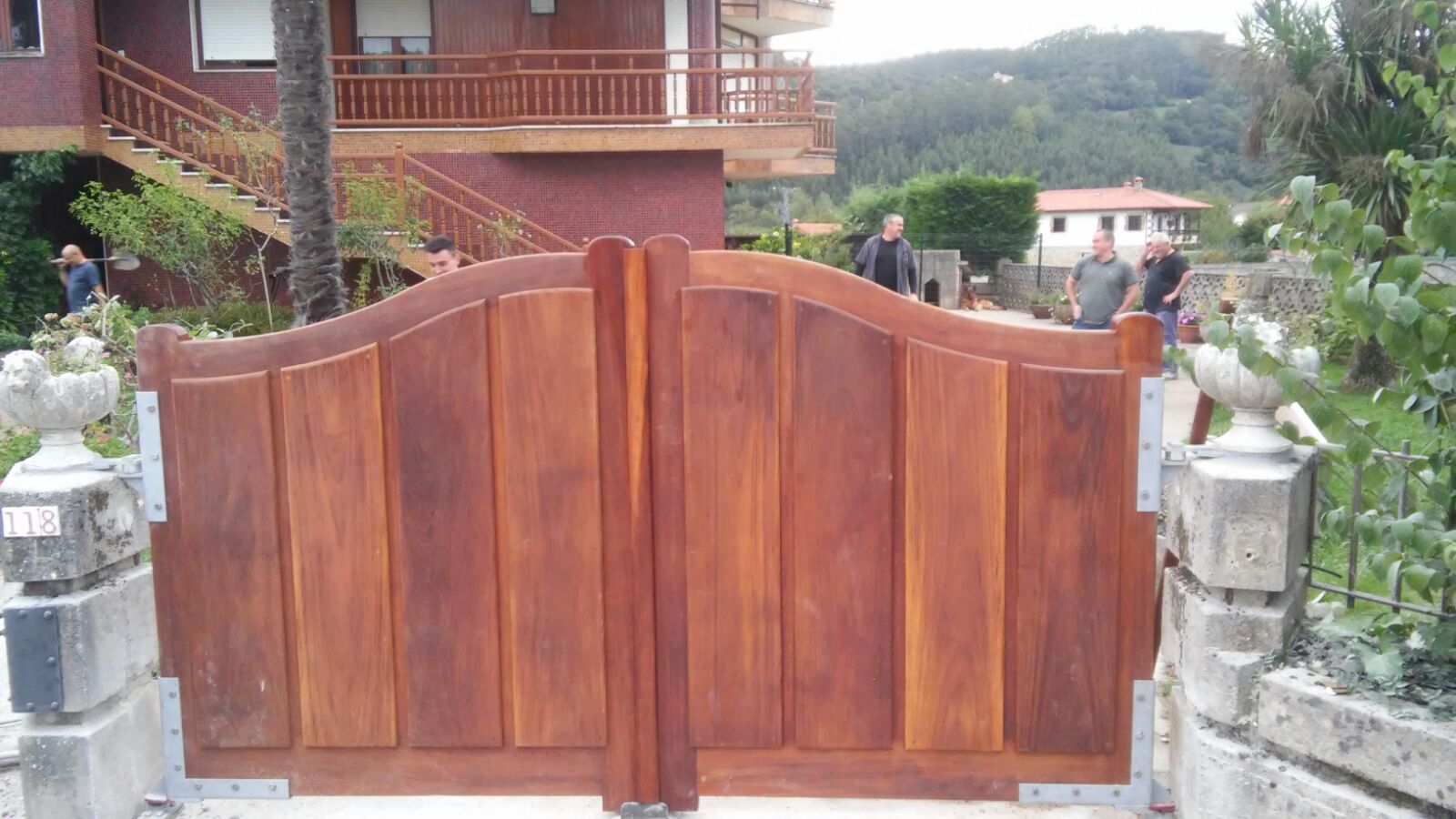 Puerta de madera de ceceñas