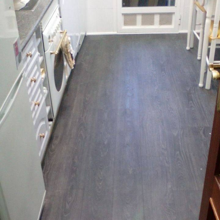 Cocina hecha en vinilico marca quick step 