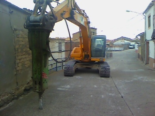 demolición de calle y construcción de muro y calle