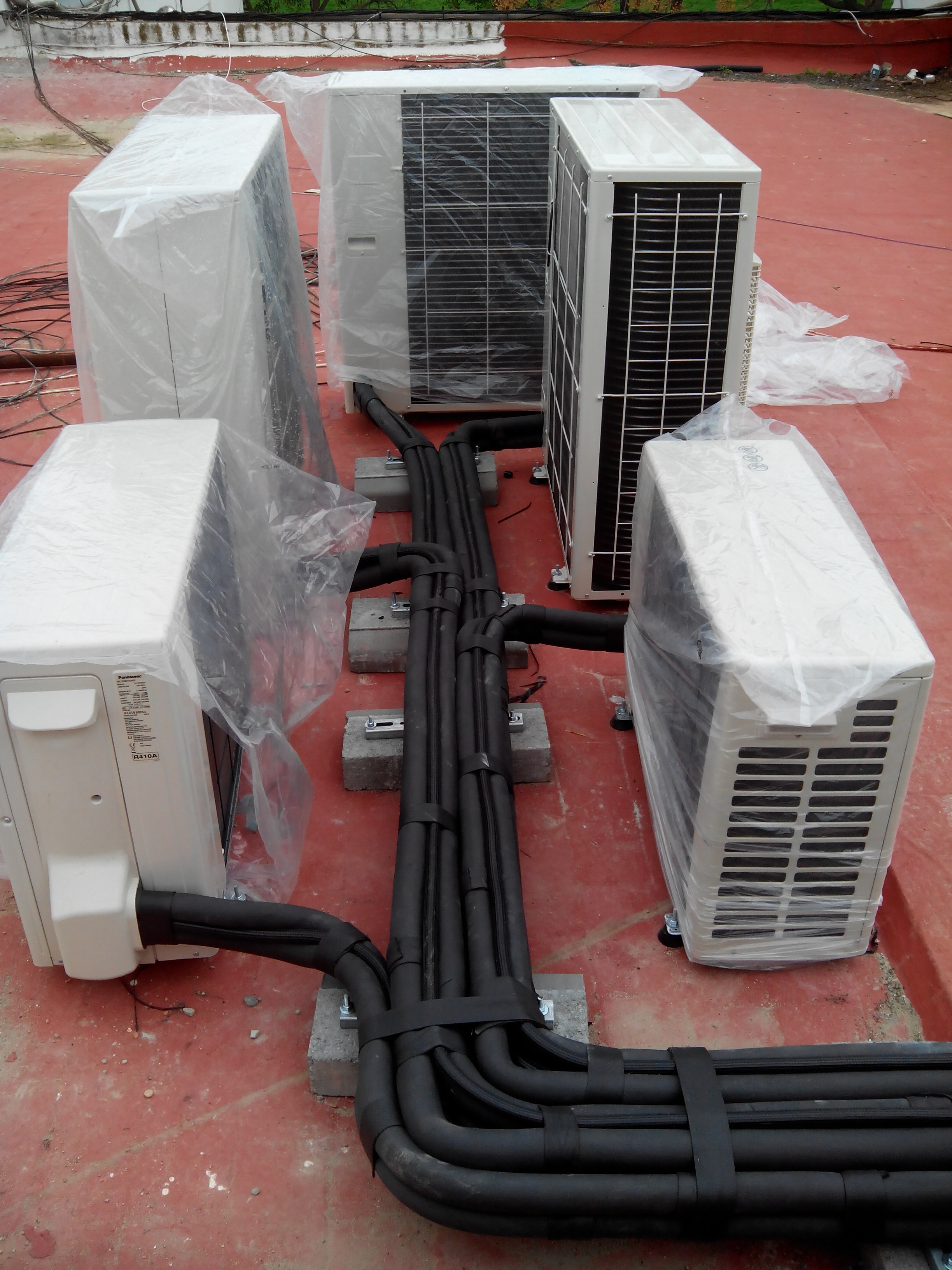 instalación de varias unidades exteriores de aire acondicionado
