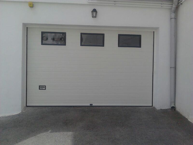 Puerta seccional de panel sandwich