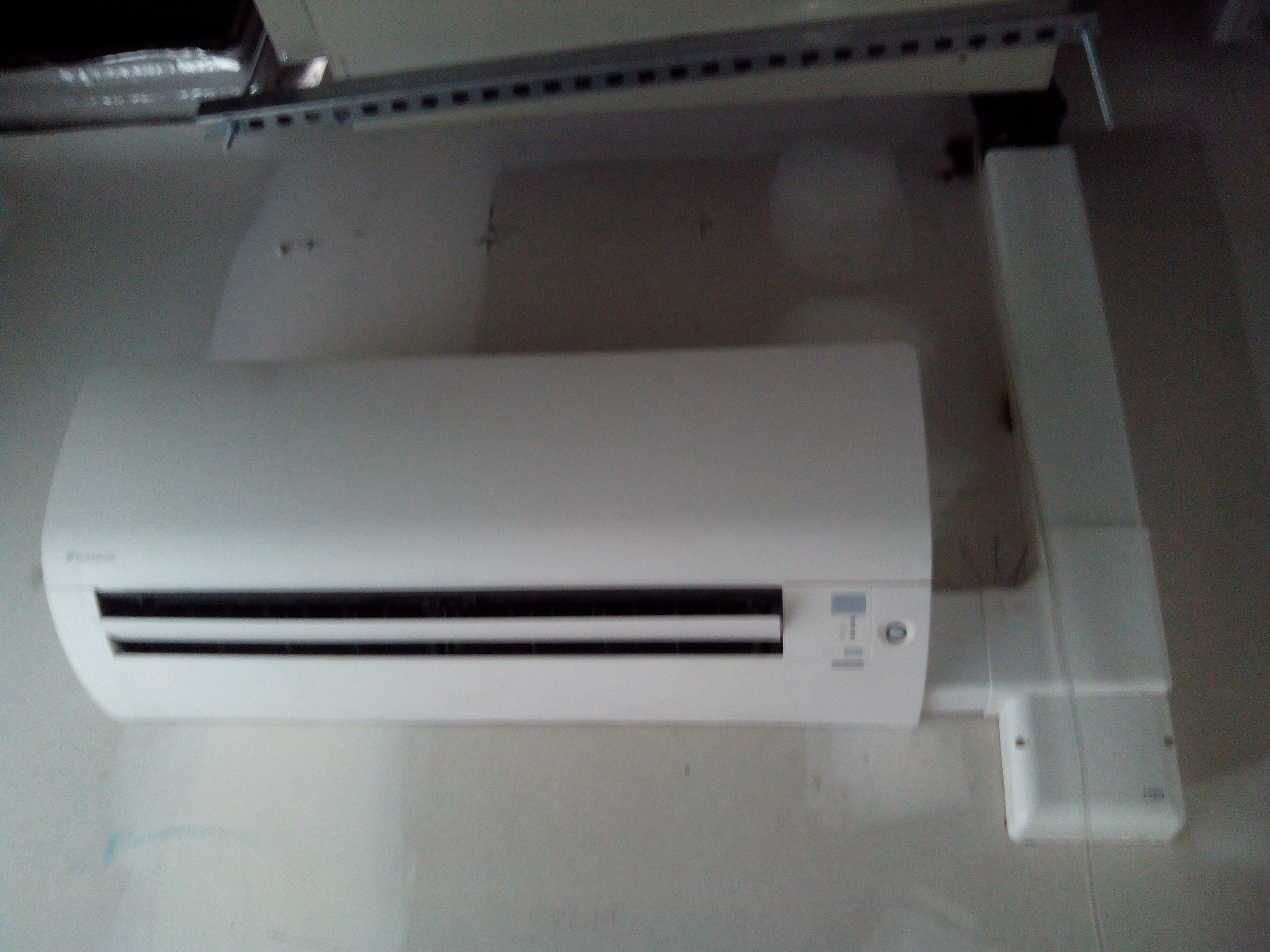 split montado en pared de pladur con bomba de drenaje