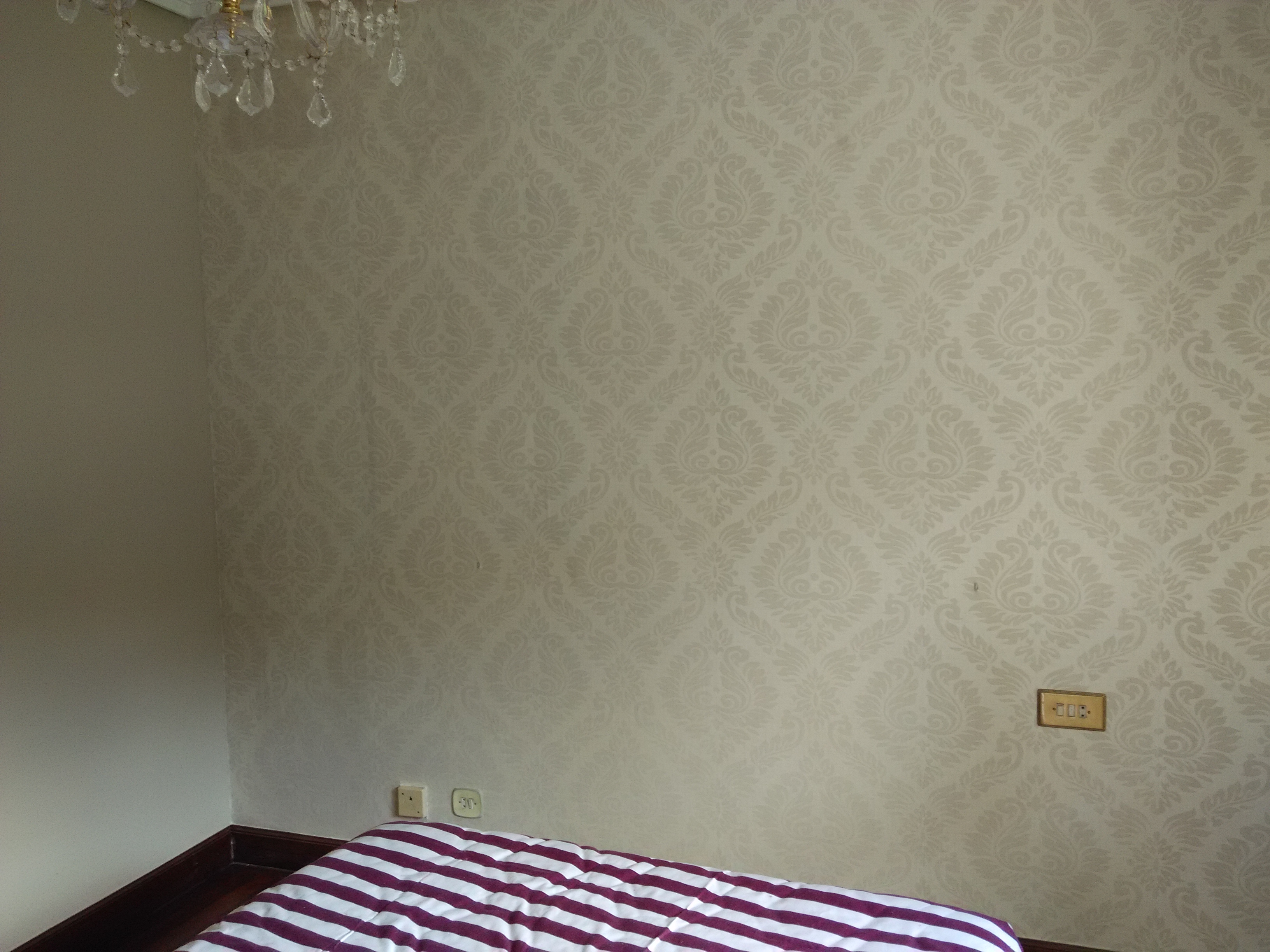 pintura de pared con cabezal empapelado