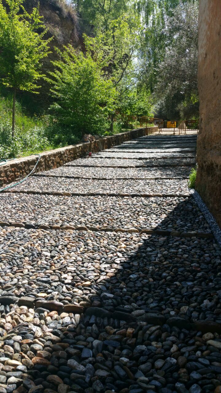 Empedrado ordinanio en "La Cuesta de los Chinos" junto La Alhambra