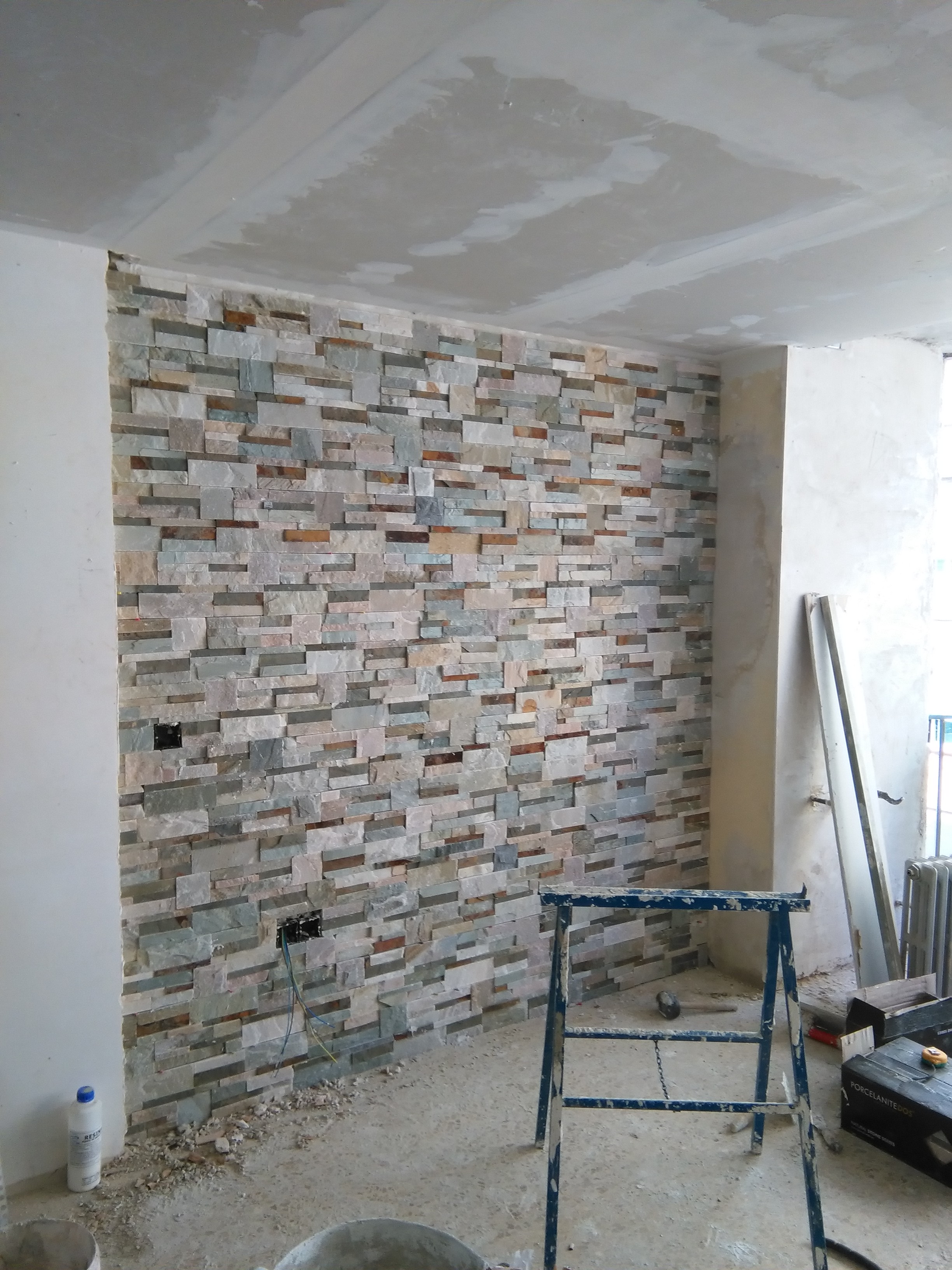 Colocacion de placas de piedra natural en pared de salon