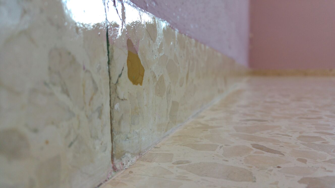 Acabado del pulido de rodapies