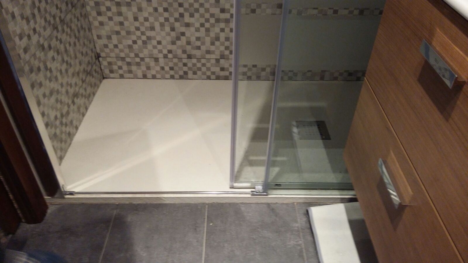 Plato de ducha con mosaico en el interior