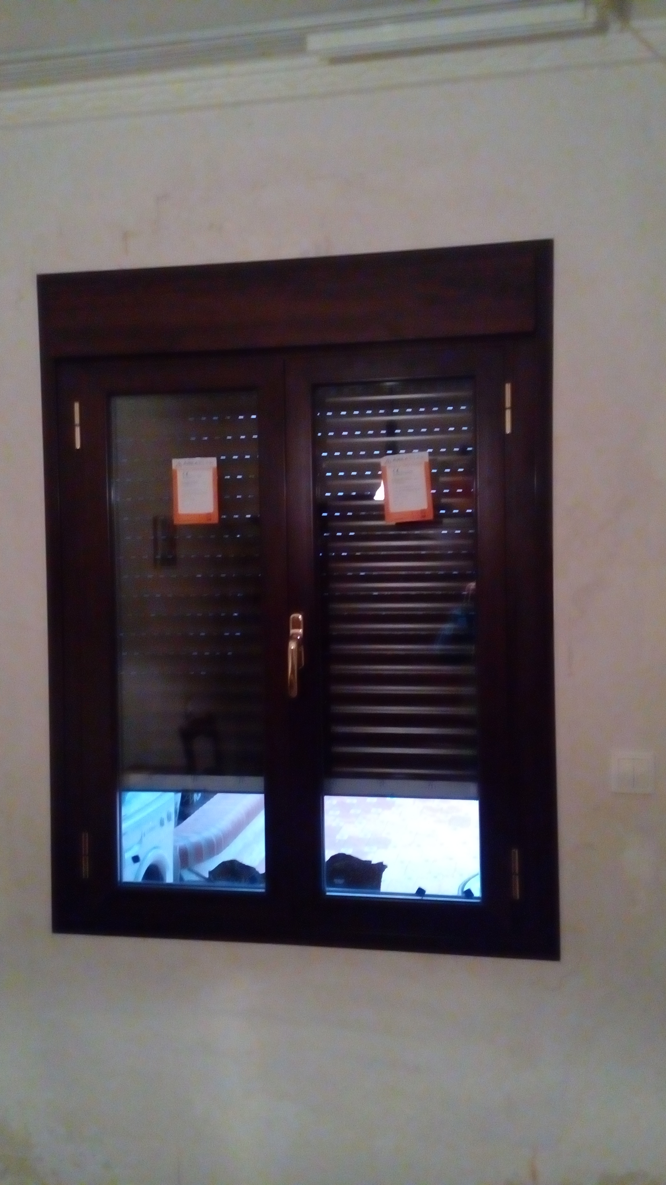 Ventana abatible en nogal 