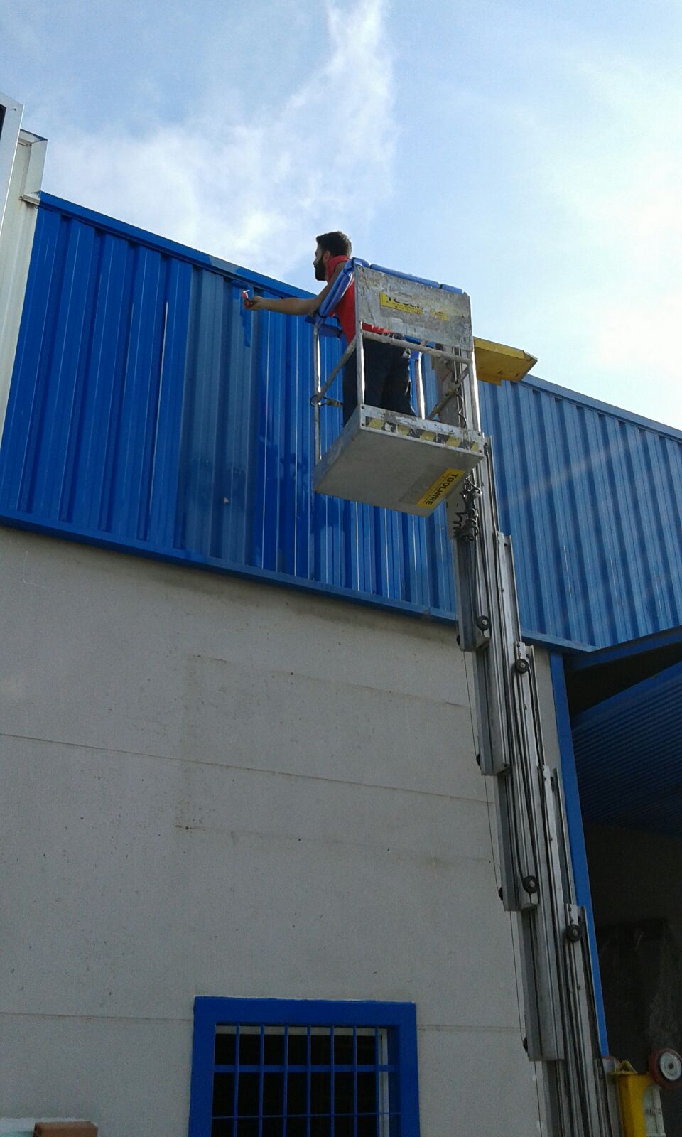 trabajo de esmaltado en estructura metálica de fachada en nave industrial.