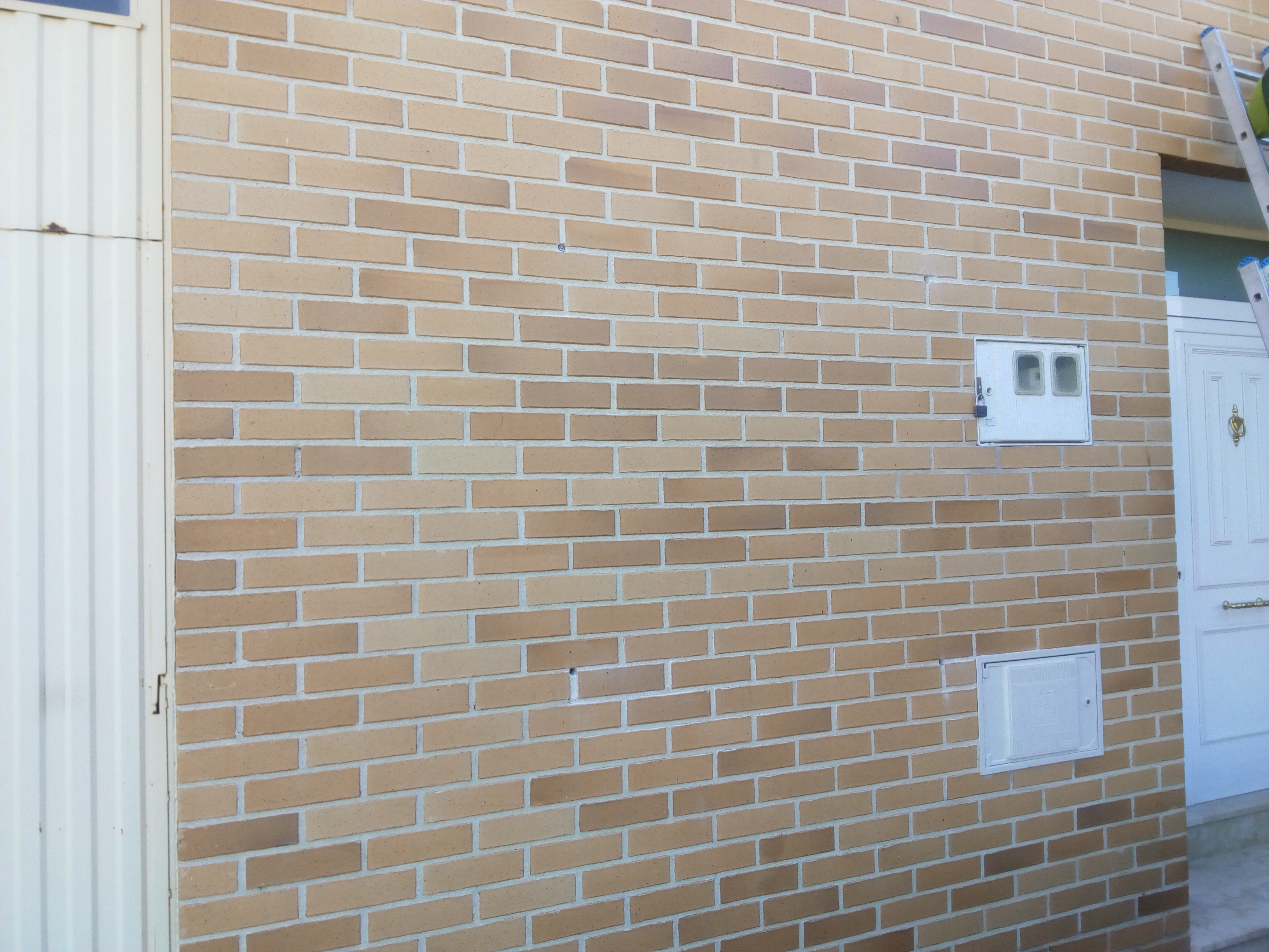 Vista de fachada perforada antes de insuflado en ladrillo.