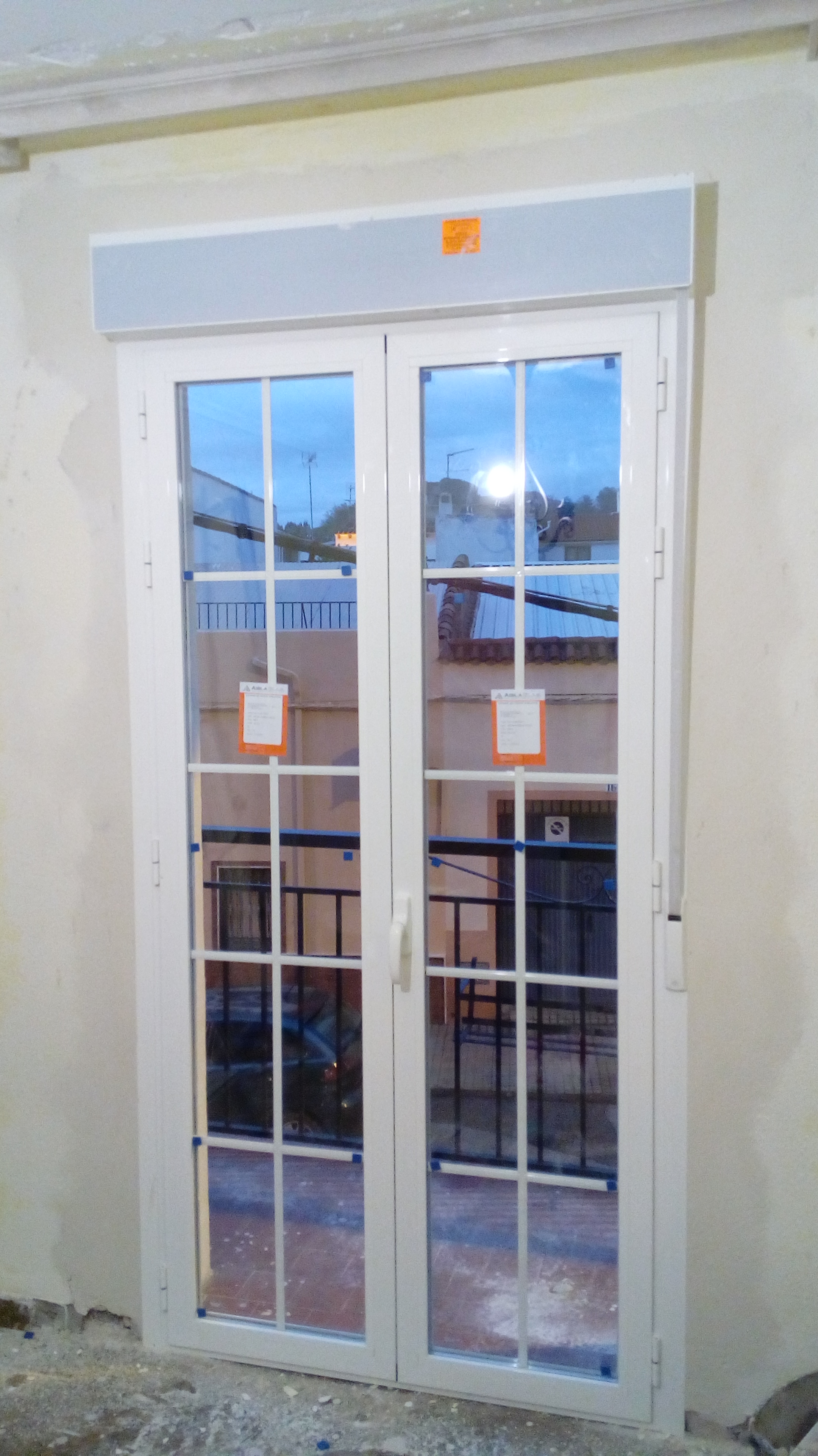 Balcón en lacado blanco con palilleria  