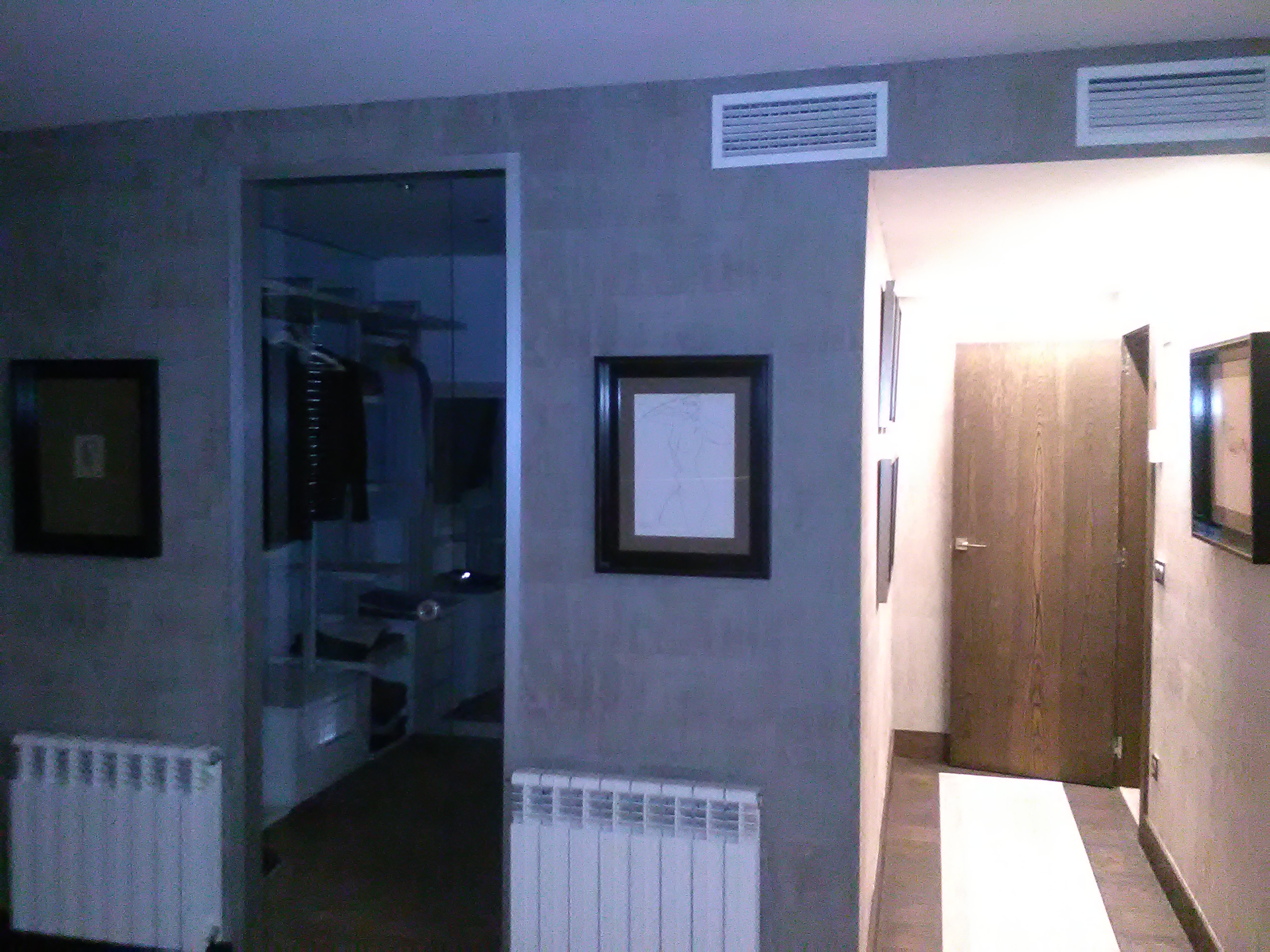 pared entrada al vestidor.