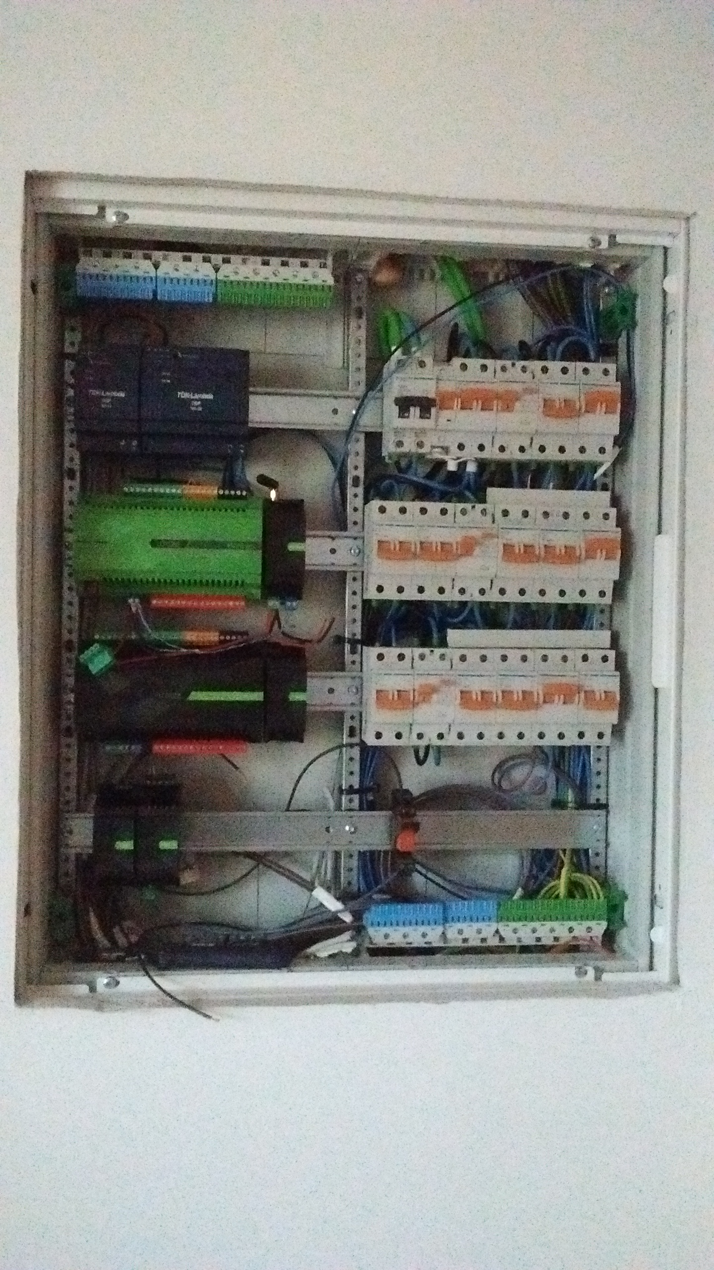 Cuadro eléctrico y extensiones de control.