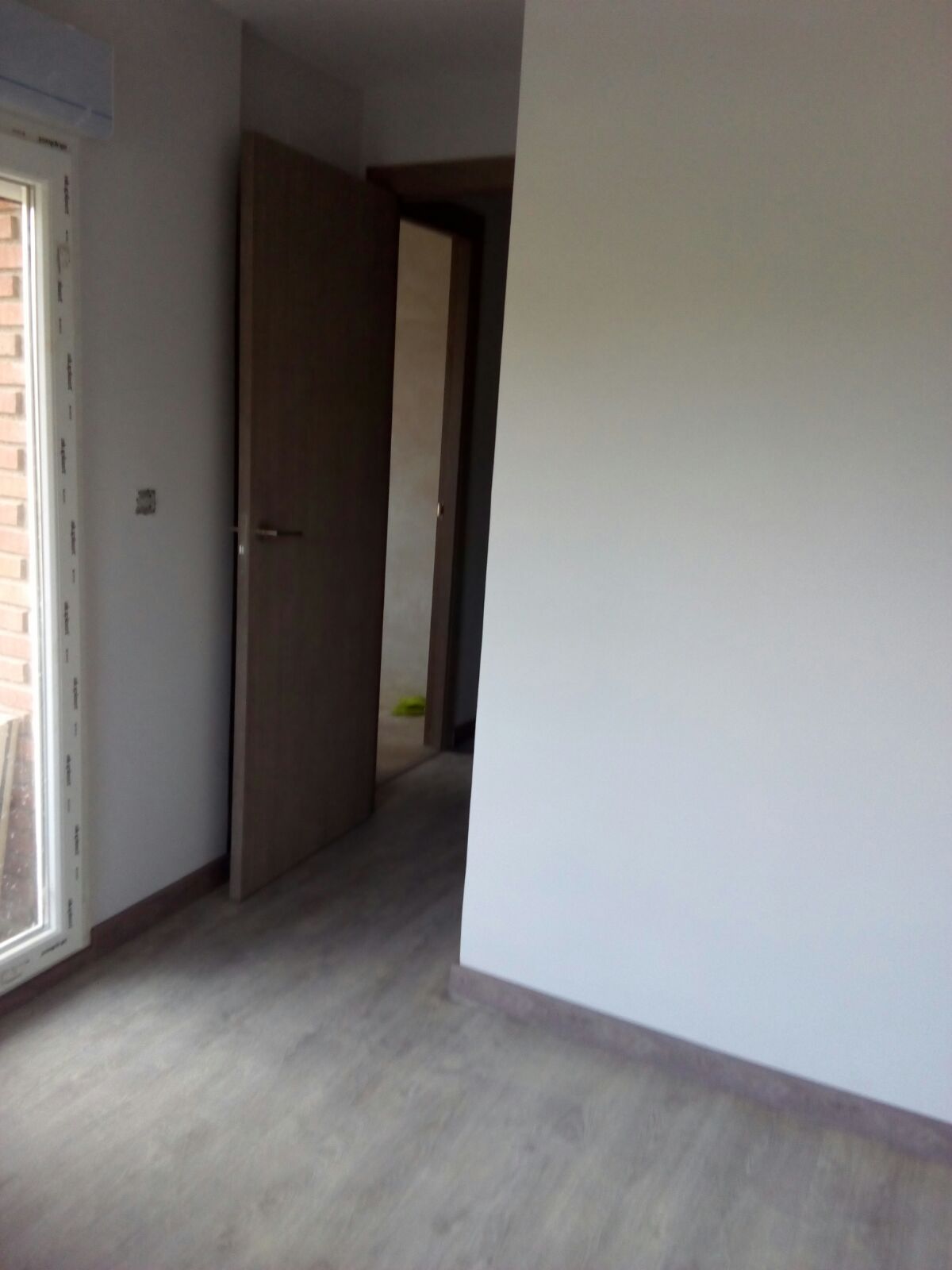 Tarima, puertas y pintura.